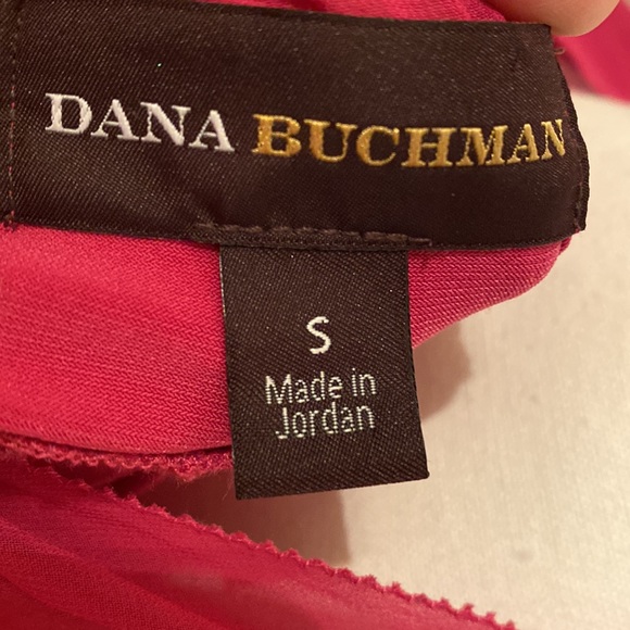 Ladies top Size Small but fits like a Medium. - Picture 3 of 3